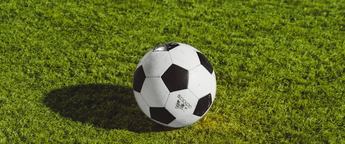 世界杯赛场战术板分析图，展示球队阵型与跑动热点